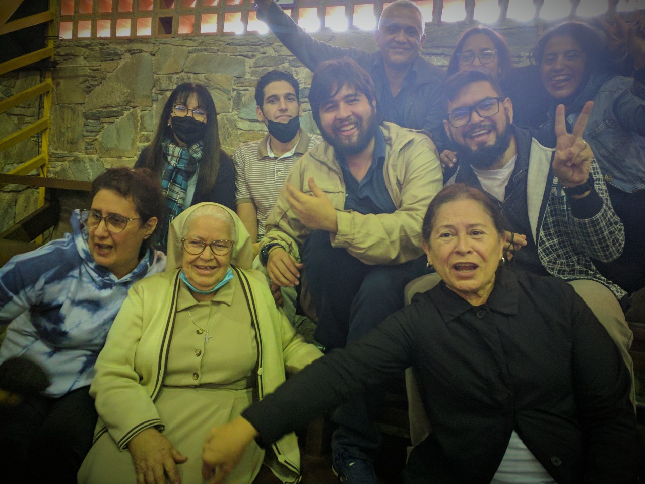 Docentes y Hermanas compartiendo con mucha alegría en Navidad