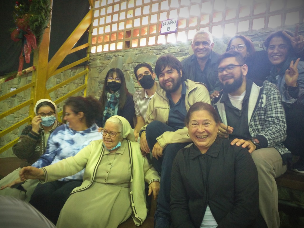 Docentes y Hermanas compartiendo con mucha alegría en Navidad