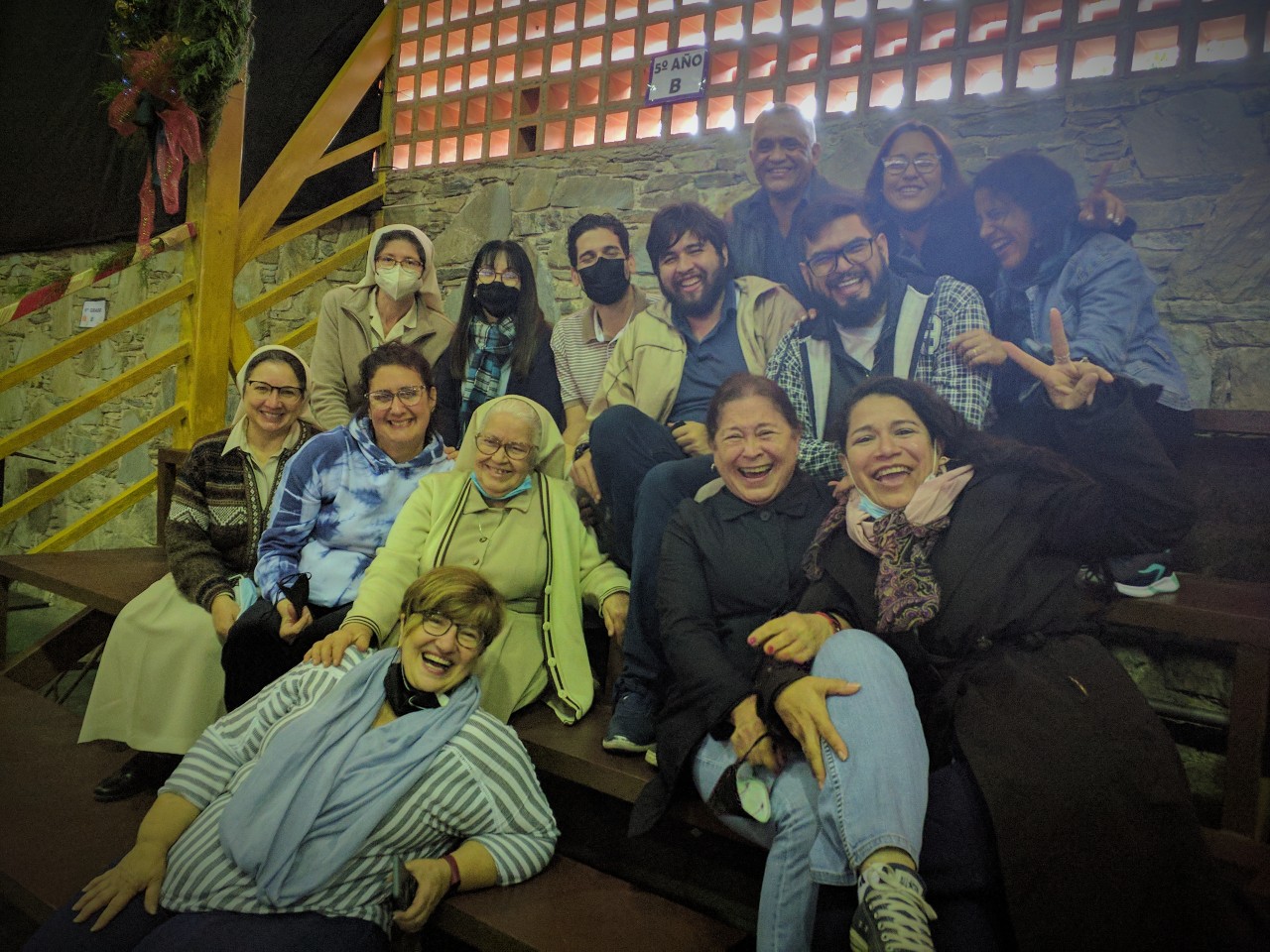 Docentes y Hermanas compartiendo con mucha alegría en Navidad