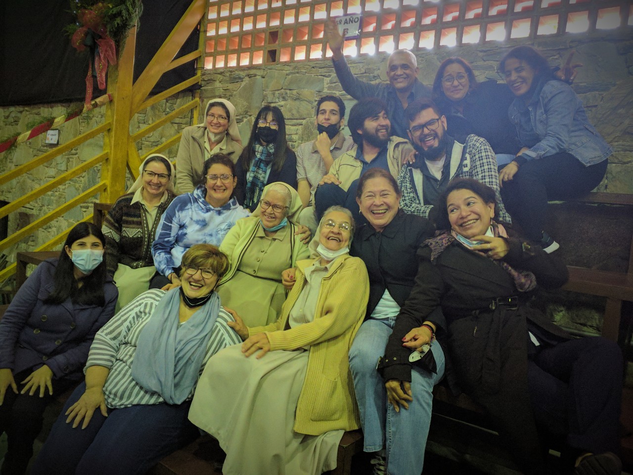 Docentes y Hermanas compartiendo con mucha alegría en Navidad
