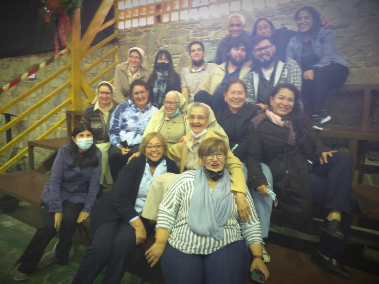 Docentes y Hermanas compartiendo con mucha alegría en Navidad