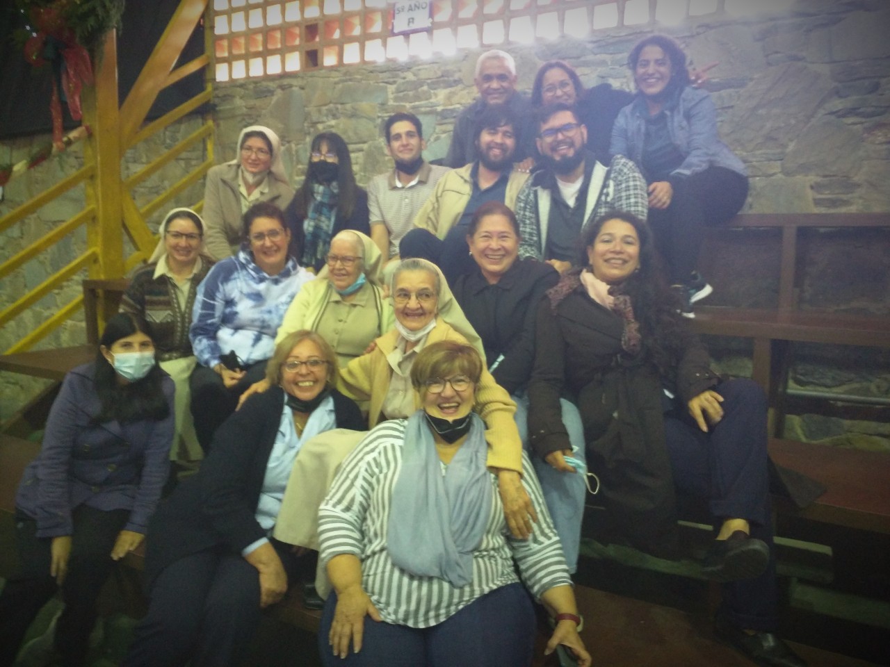 Docentes y Hermanas compartiendo con mucha alegría en Navidad