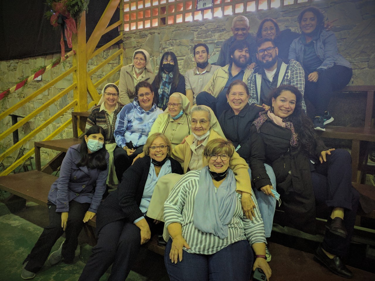 Docentes y Hermanas compartiendo con mucha alegría en Navidad
