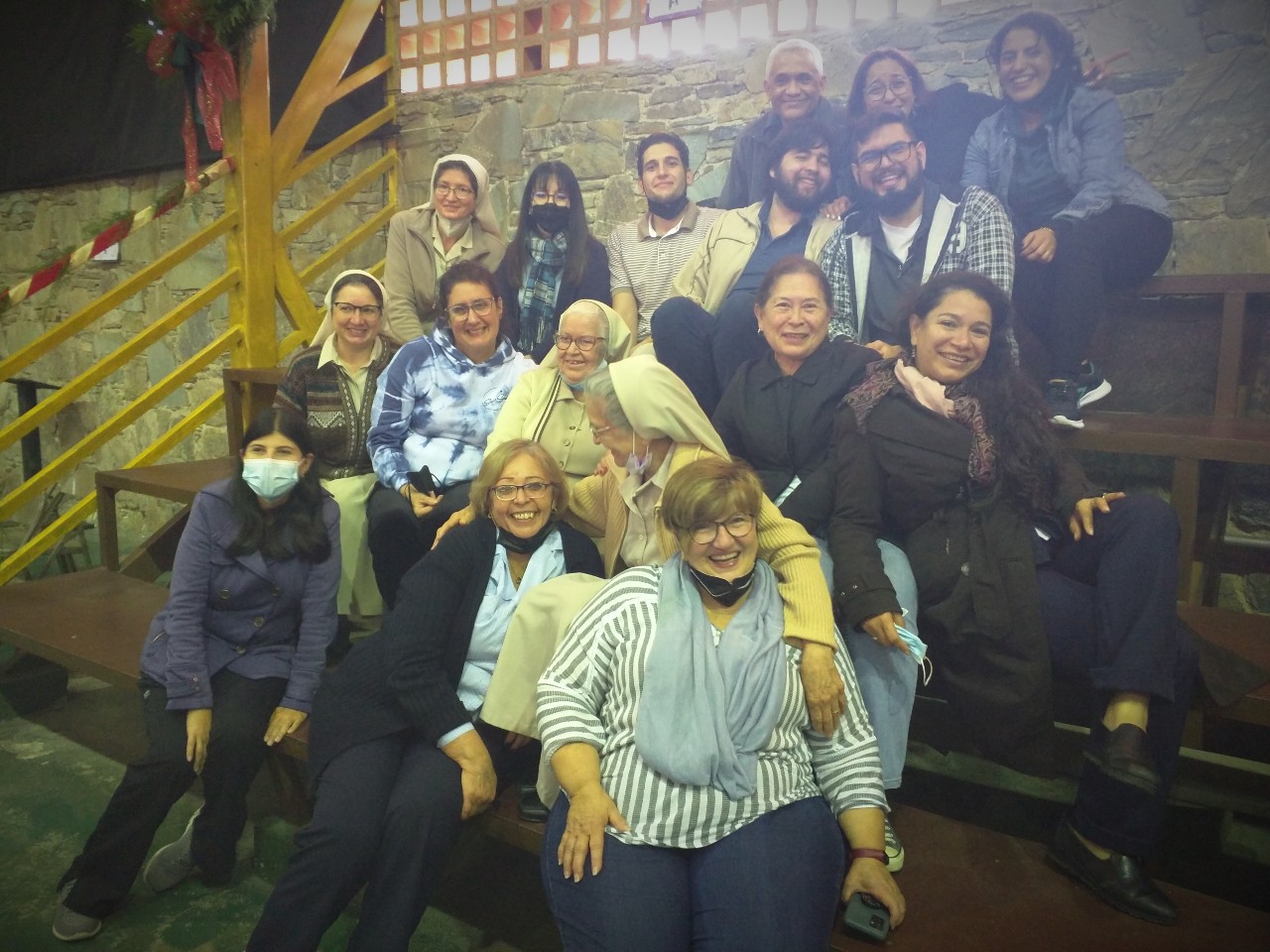 Docentes y Hermanas compartiendo con mucha alegría en Navidad
