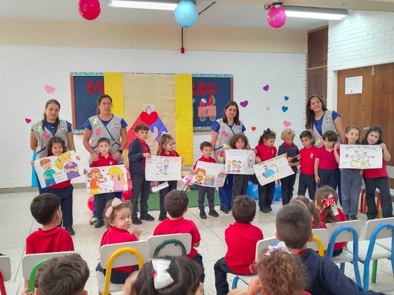 “Jesús, en Ti confío” ❤️ Una frase sencilla que hoy resuena con fuerza en nuestros pasillos.